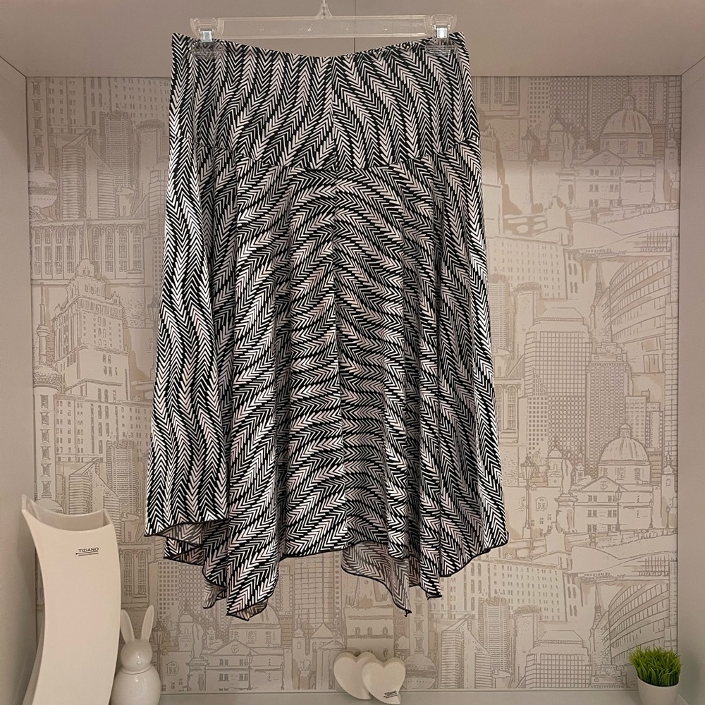 Paniz Handkerchief Hem Zig-Zag Pattern Midi Skirt Black and White Size 8